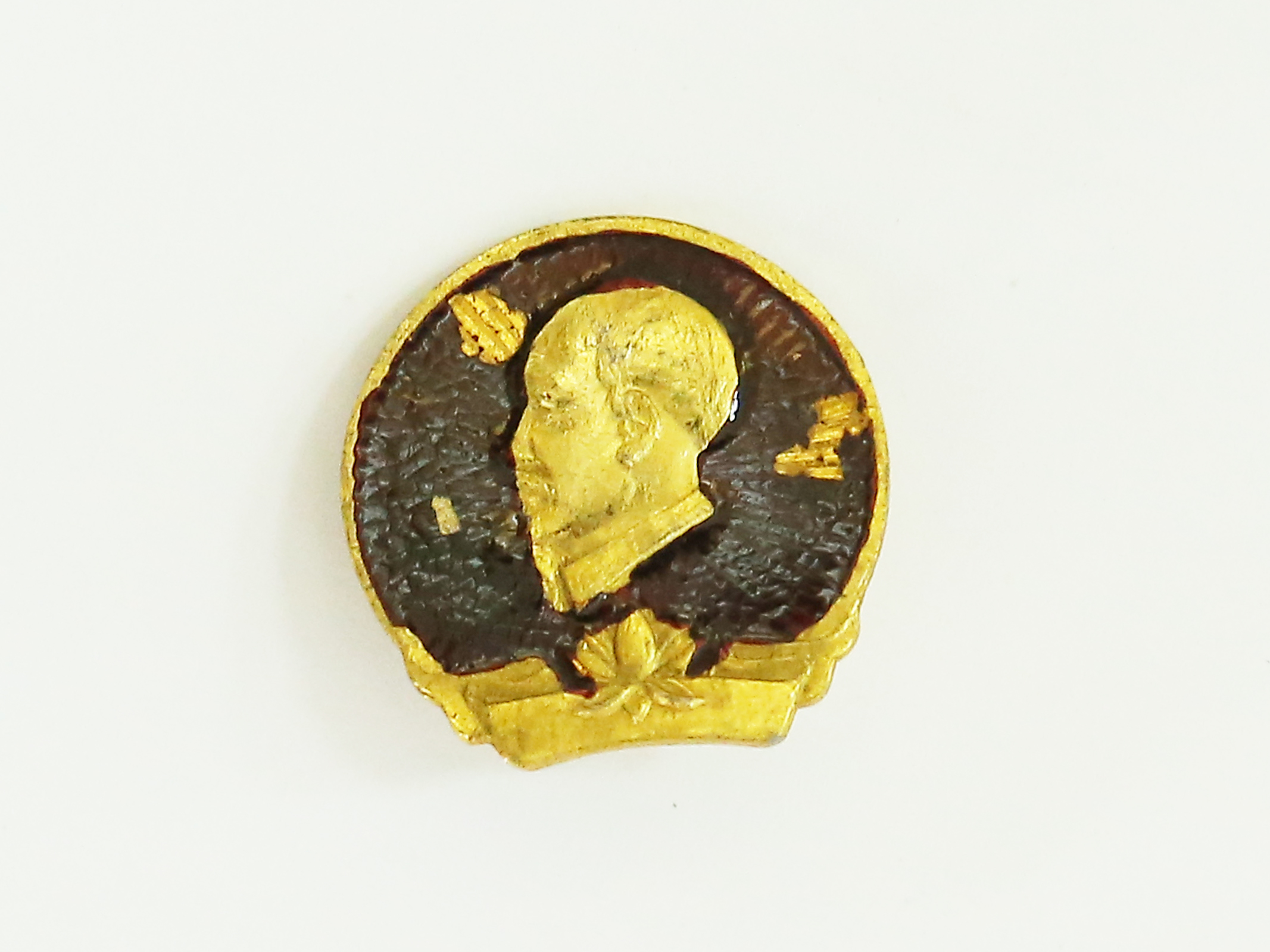 Huy hiệu, Bác Hồ tặng chiến sĩ Cao Văn Nụ, liên lạc viên ở thị xã Cẩm Phả, Quảng Ninh, năm 1951