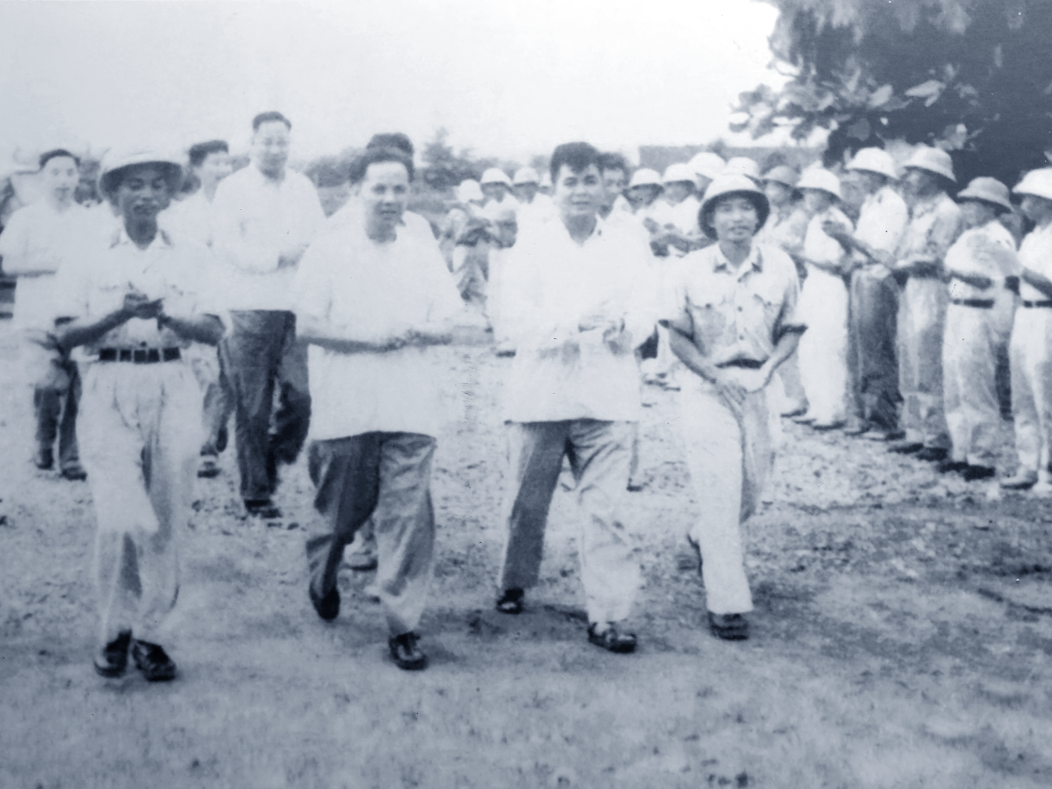 Đồng chí Nguyễn Anh Bảo, Cục trưởng Cục Thông tin liên lạc và đồng chí Nguyễn Như Thuyết, Chính ủy Trung đoàn 205 hướng dẫn các chuyên gia Trung Quốc thăm và làm việc với Cục Thông tin liên lạc, tháng 6/1964