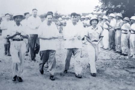 Đồng chí Nguyễn Anh Bảo, Cục trưởng Cục Thông tin liên lạc và đồng chí Nguyễn Như Thuyết, Chính ủy Trung đoàn 205 hướng dẫn các chuyên gia Trung Quốc thăm và làm việc với Cục Thông tin liên lạc, tháng 6/1964