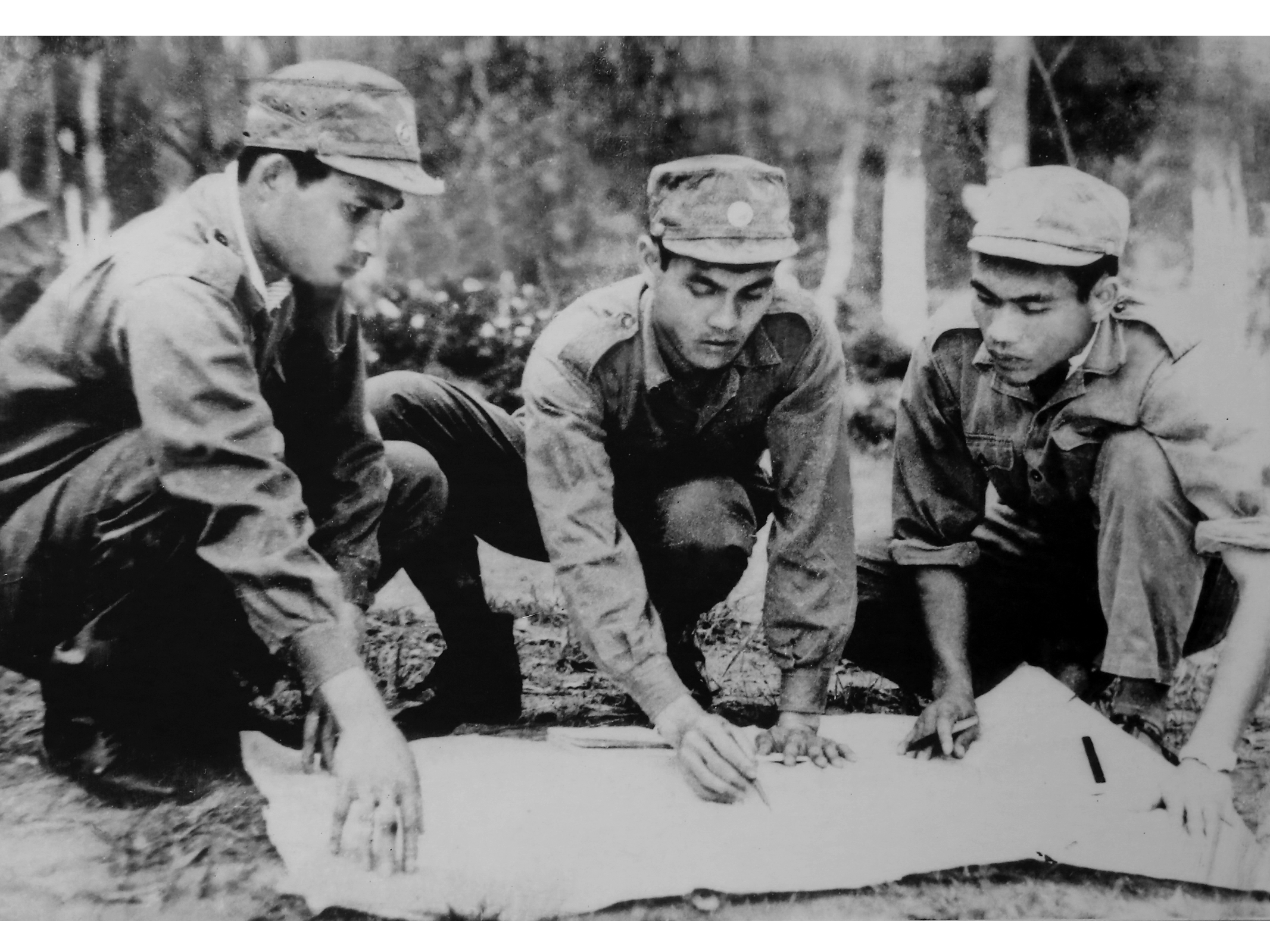 Cán bộ Thông tin Quân đội Nhân dân Lào đào tạo tại Trường Sĩ quan Thông tin đang thực hành đảm bảo thông tin trong chiến đấu, năm 1978