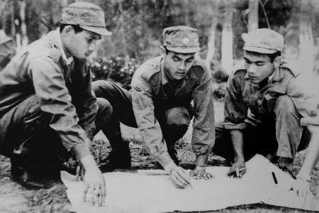 Cán bộ Thông tin Quân đội Nhân dân Lào đào tạo tại Trường Sĩ quan Thông tin đang thực hành đảm bảo thông tin trong chiến đấu, năm 1978