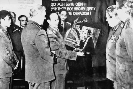 Thiếu tướng Hoàng Niệm, Tư lệnh Binh chủng thăm Học viện Thông tin Liên Xô, năm 1986