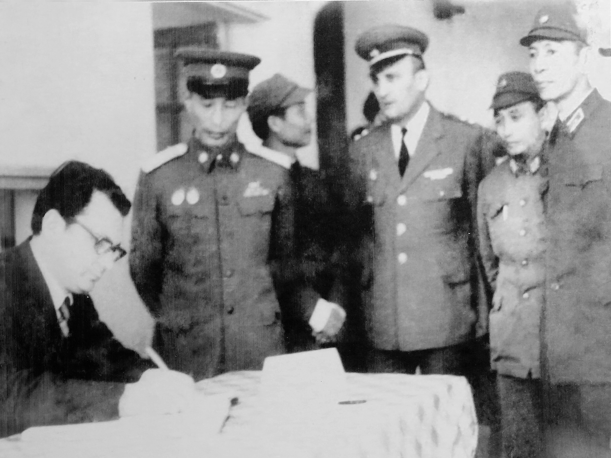 Đại sứ nước Cộng hòa Nhân dân Hungari đến dự lễ khánh thành và viết lưu niệm vào sổ vàng của Nhà máy Thông tin M3, ngày 10/12/1976