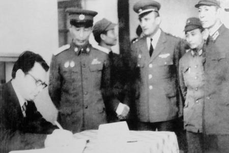 Đại sứ nước Cộng hòa Nhân dân Hungari đến dự lễ khánh thành và viết lưu niệm vào sổ vàng của Nhà máy Thông tin M3, ngày 10/12/1976