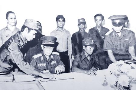 Đại tá Ngô Đức Thọ, Phó Tư lệnh Binh chủng và đại diện Bộ Tổng Tham mưu quân đội Campuchia kí kết văn bản bàn giao khí tài thông tin của Việt Nam cho trường Thông tin Campuchia, năm 1980