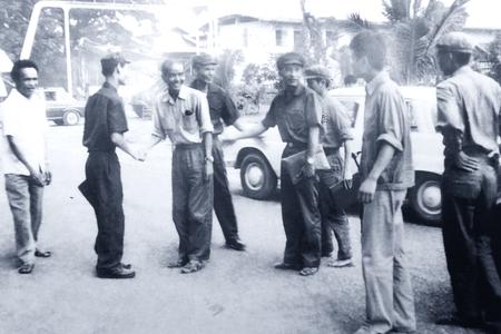 Trung tá Trần Ngọc Duyện, Chính ủy kiêm Hiệu trưởng Trường Kỹ thuật Thông tin Campuchia đón tiếp các đồng chí lãnh đạo Đảng nhân dân Cách mạng Bộ Quốc phòng quân đội Campuchia tới dự lễ khai giảng, năm 1979