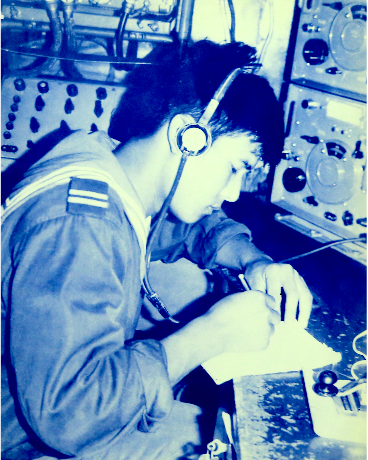 Chiến sĩ thông tin báo vụ Tàu 187, Phân đội 7 Hải Quân giữ vững thông tin, phối hợp với cùng quân và dân Nghệ An bắn rơi 2 máy bay Mỹ, ngày 5/8/1964.