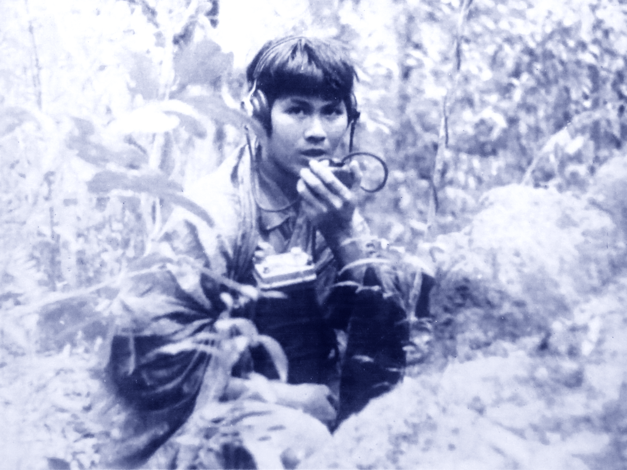 Đồng chí Nguyễn Thanh Sơn, chiến sĩ Thông tin K4-V5, bảo đảm TTLL phục vụ đơn vị chiến đấu, năm 1969.