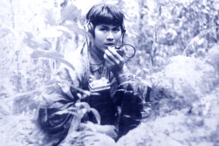 Đồng chí Nguyễn Thanh Sơn, chiến sĩ Thông tin K4-V5, bảo đảm TTLL phục vụ đơn vị chiến đấu, năm 1969.