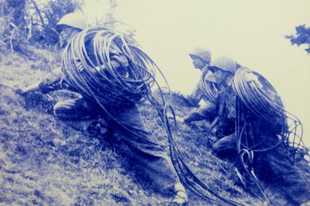 Chiến sĩ Đại đội 15, Trung đoàn 134 bảo đảm TTLL phục vụ Chiến dịch Cánh Đồng Chum năm 1971, 1972.