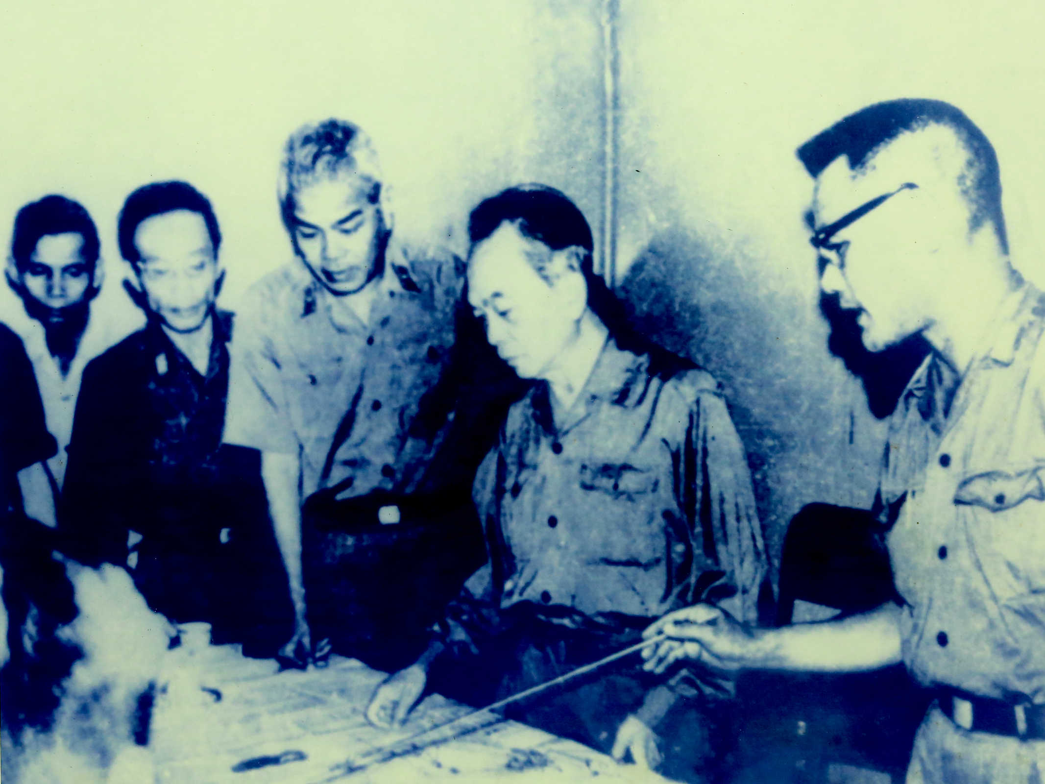 Các đồng chí lãnh đạo, chỉ huy Binh chủng Thông tin báo cáo Đại tướng Võ Nguyên Giáp, Bộ trưởng BQP kế hoạch tiếp quản hệ thống thông tin viễn thông của Mỹ để lại sau chiến tranh năm 1975.