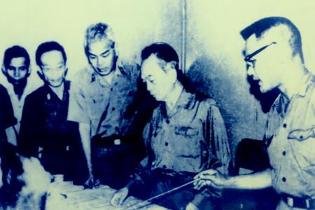 Các đồng chí lãnh đạo, chỉ huy Binh chủng Thông tin báo cáo Đại tướng Võ Nguyên Giáp, Bộ trưởng BQP kế hoạch tiếp quản hệ thống thông tin viễn thông của Mỹ để lại sau chiến tranh năm 1975.