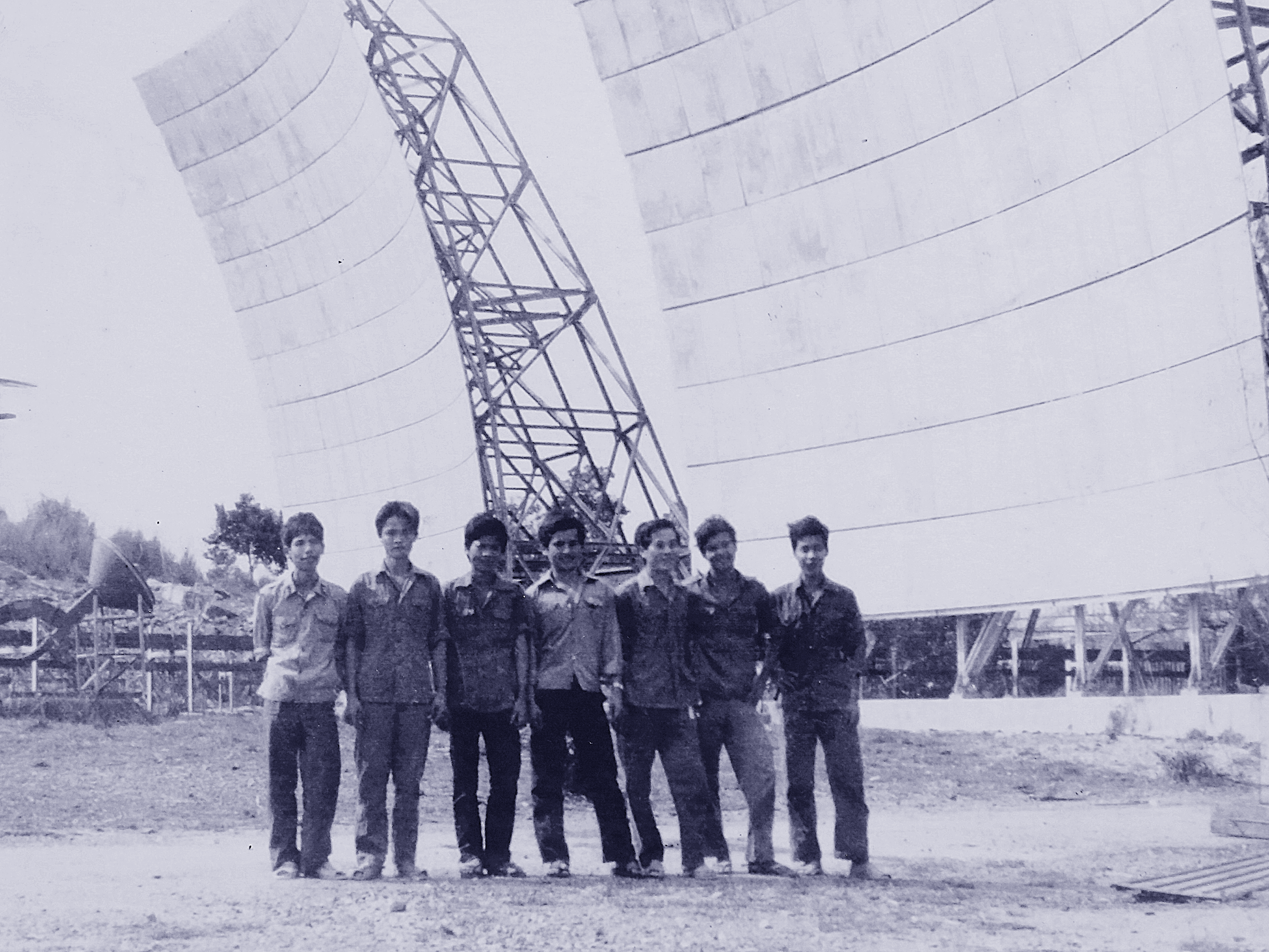 Chiến sĩ thông tin tiếp quản hệ thống viễn thông của Mỹ để lại sau chiến tranh tại bán đảo Sơn Trà, năm 1975