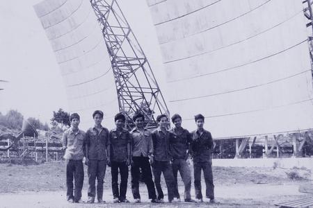 Chiến sĩ thông tin tiếp quản hệ thống viễn thông của Mỹ để lại sau chiến tranh tại bán đảo Sơn Trà, năm 1975