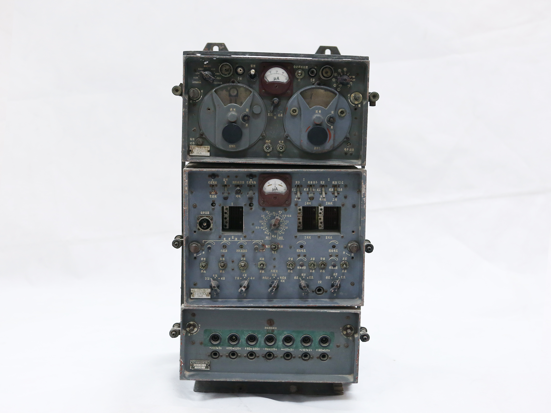 Máy VTĐ tiếp sức A366, đồng chí Bùi Thế Phiết, Trung đoàn Thông tin 602 Hải quân sử dụng đảm bảo TTLL từ Sở chỉ huy của Quân chủng tới các tàu và các cánh quân trên bờ hiệp đồng chiến đấu, năm 1979