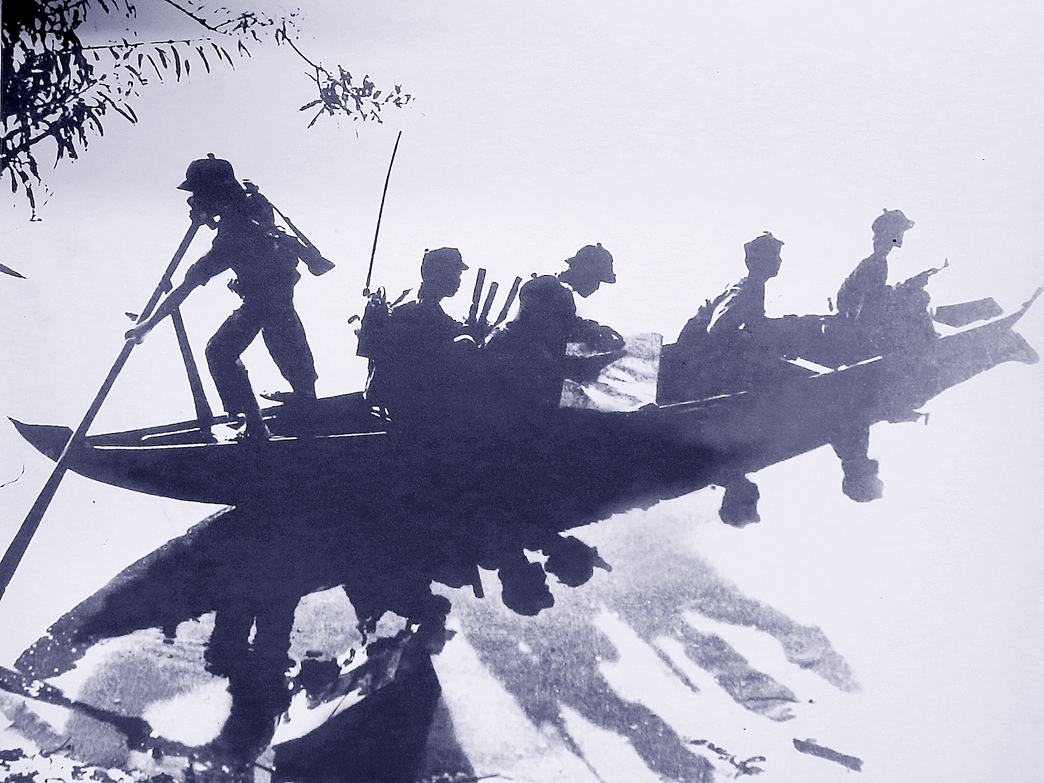 Tổ đài thông tin VTĐ trên đường truy quét tàn quân Pôl Pốt tại tỉnh Crachie, Campuchia, năm 1979