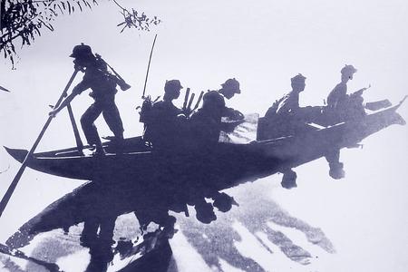 Tổ đài thông tin VTĐ trên đường truy quét tàn quân Pôl Pốt tại tỉnh Crachie, Campuchia, năm 1979