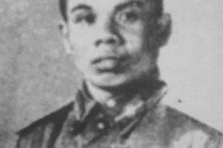 Anh hùng Phạm Hữu Thoan, Trung sỹ, Tiểu đội trưởng thuộc Đại đội 10, Tiểu đoàn 78, Cục Thông tin liên lạc