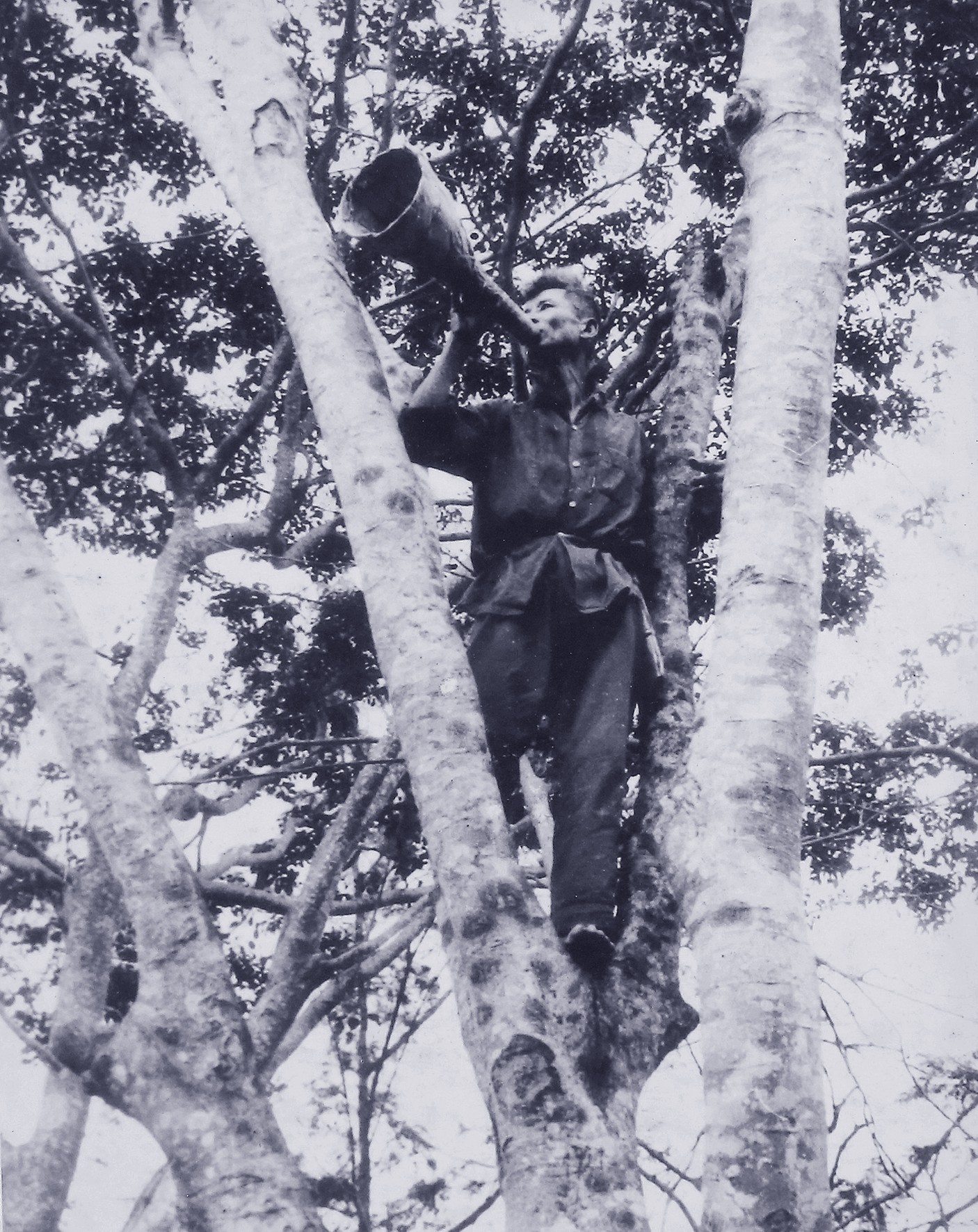 Người đàn ông  dùng loa thông báo tin tức cho dân làng