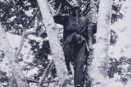 Người đàn ông  dùng loa thông báo tin tức cho dân làng