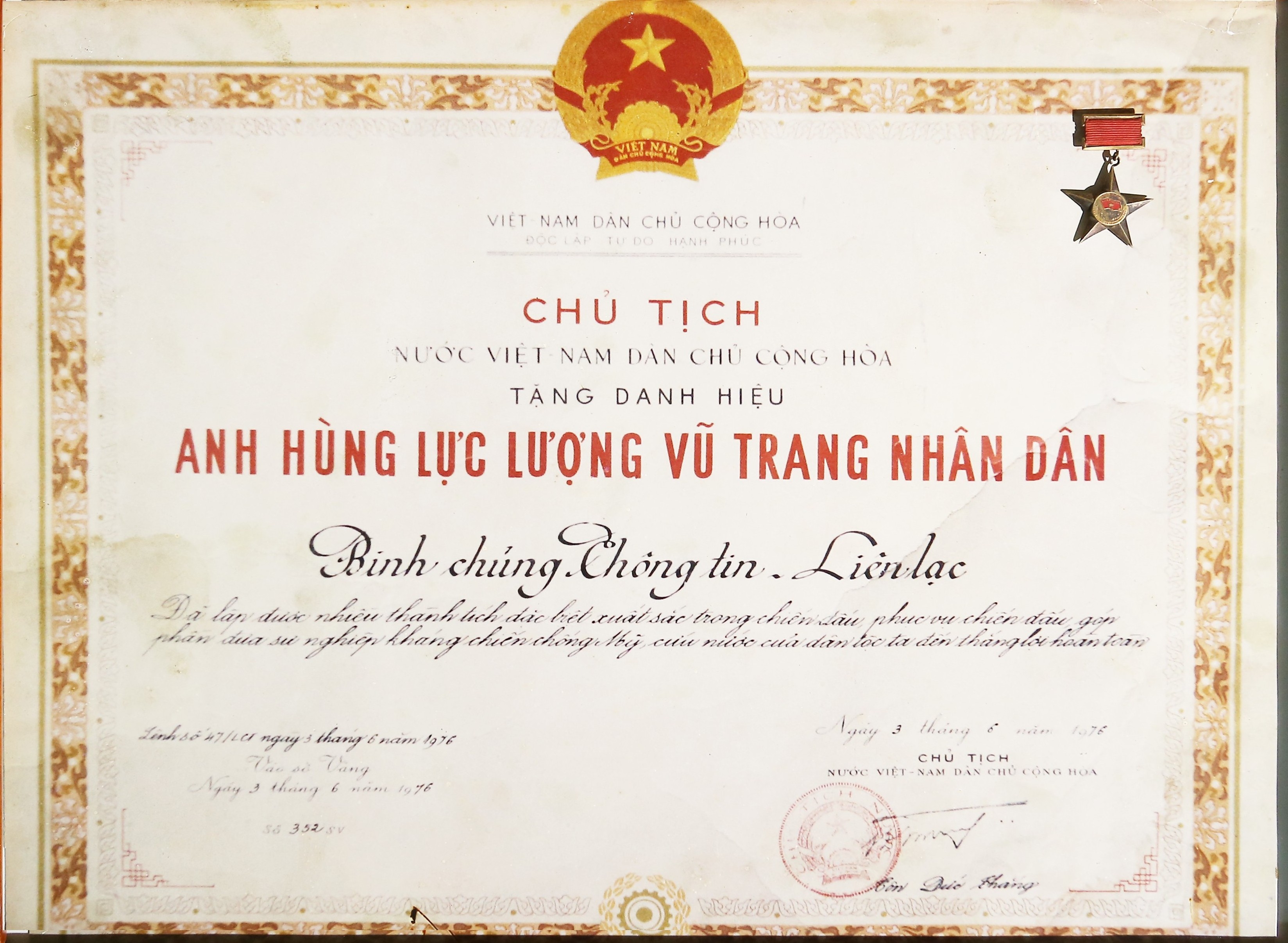 Bằng danh hiệu Anh hùng LLVT nhân dân, Chủ tịch nước Tôn Đức Thắng tặng Binh chủng Thông tin liên lạc, ngày 03/6/1976