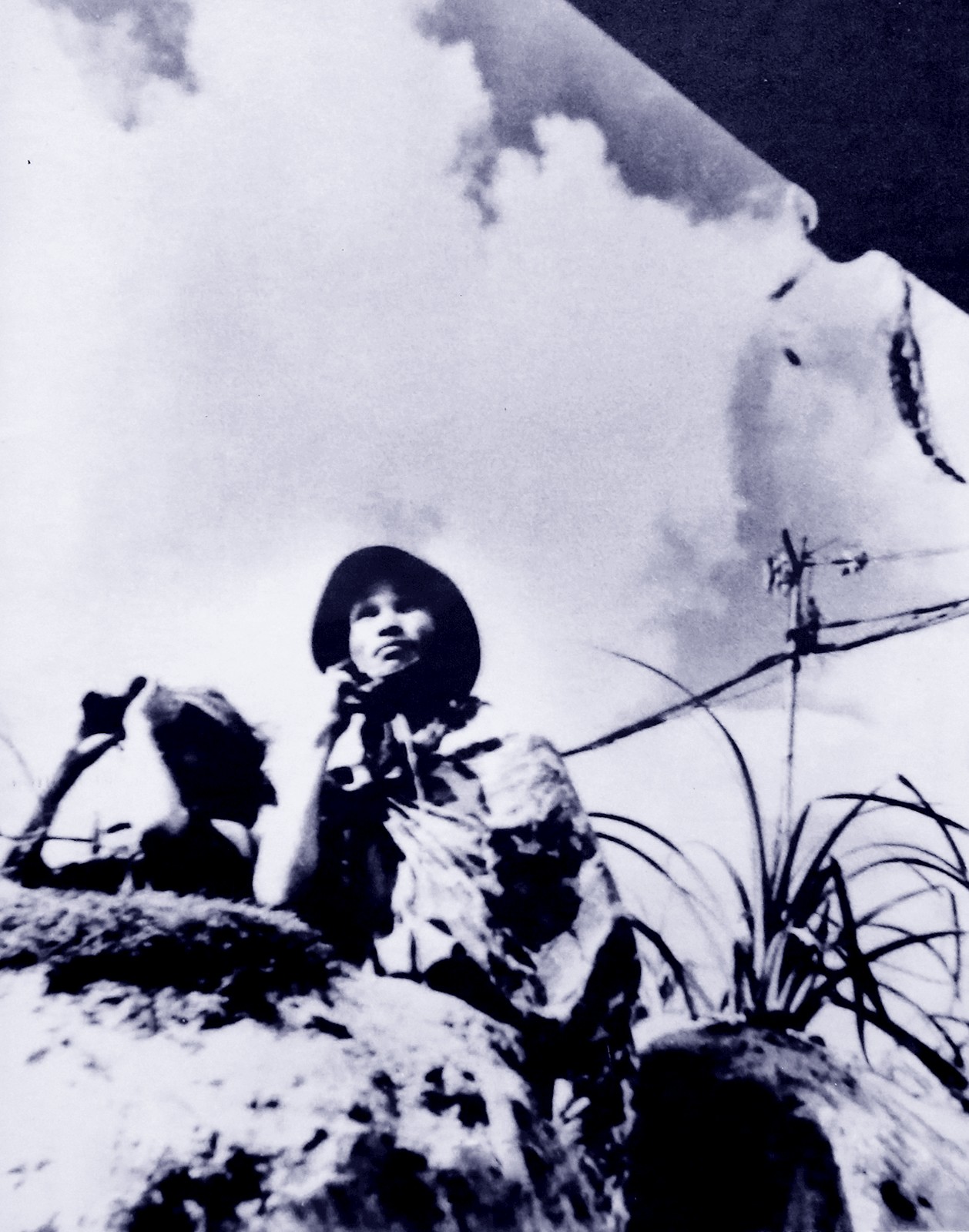 Chiến sĩ Thông tin Cao xạ Vĩnh Linh kiên trì theo dõi máy bay địch, kịp thời thông báo cho chỉ huy chỉ đạo các đơn vị chiến đấu, góp phần  bắn rơi nhiều máy bay Mỹ