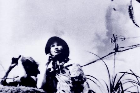 Chiến sĩ Thông tin Cao xạ Vĩnh Linh kiên trì theo dõi máy bay địch, kịp thời thông báo cho chỉ huy chỉ đạo các đơn vị chiến đấu, góp phần  bắn rơi nhiều máy bay Mỹ