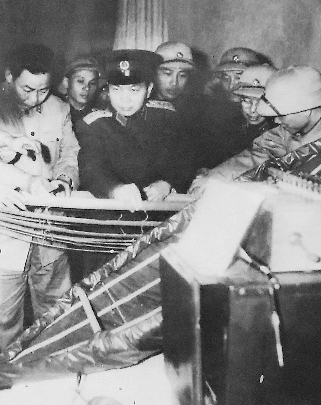 Đại tướng Võ Nguyên Giáp, Bộ trưởng Bộ Quốc phòng thăm gian trưng bày của Bộ đội Thông tin liên lạc tại Triển lãm: "Rèn luyện và cải tiến kỹ thuật" toàn quân, năm 1961