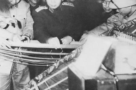 Đại tướng Võ Nguyên Giáp, Bộ trưởng Bộ Quốc phòng thăm gian trưng bày của Bộ đội Thông tin liên lạc tại Triển lãm: "Rèn luyện và cải tiến kỹ thuật" toàn quân, năm 1961