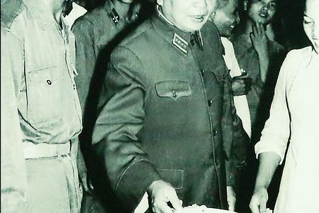 Đại tướng Võ Nguyên Giáp, Bộ trưởng  Bộ Quốc phòng kiểm tra công tác hậu cần của Bộ đội Thông tin liên lạc, năm 1972