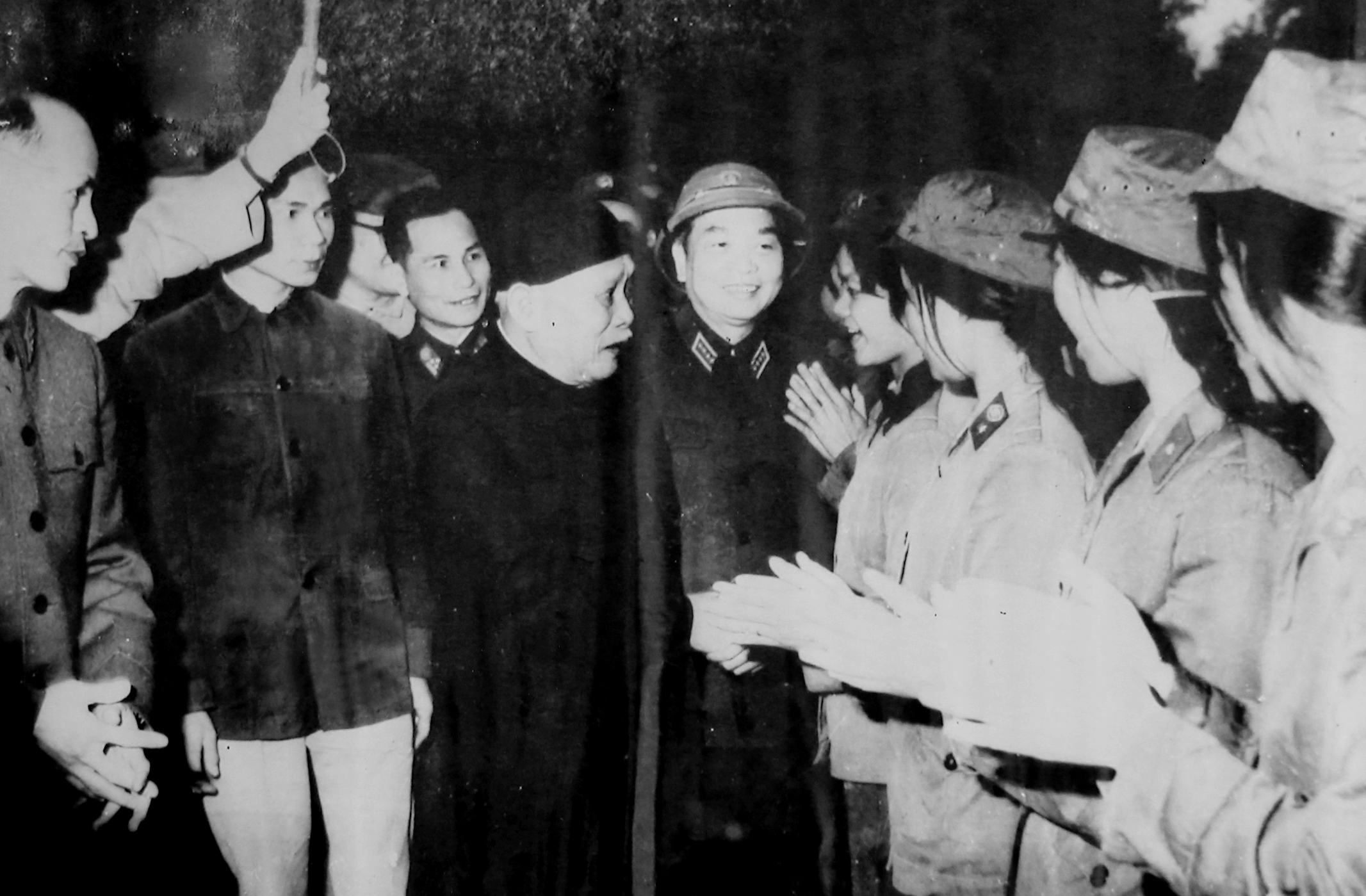 Chủ tịch nước Tôn Đức Thắng và Đại tướng Võ Nguyên Giáp thăm Bộ đội Thông tin liên lạc, năm 1972