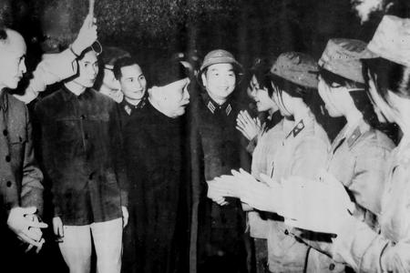 Chủ tịch nước Tôn Đức Thắng và Đại tướng Võ Nguyên Giáp thăm Bộ đội Thông tin liên lạc, năm 1972