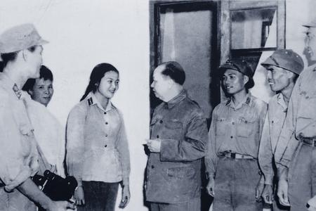 Đồng chí Trường Chinh, Chủ tịch Quốc hội thăm Bộ đội Thông tin liên lạc năm 1972