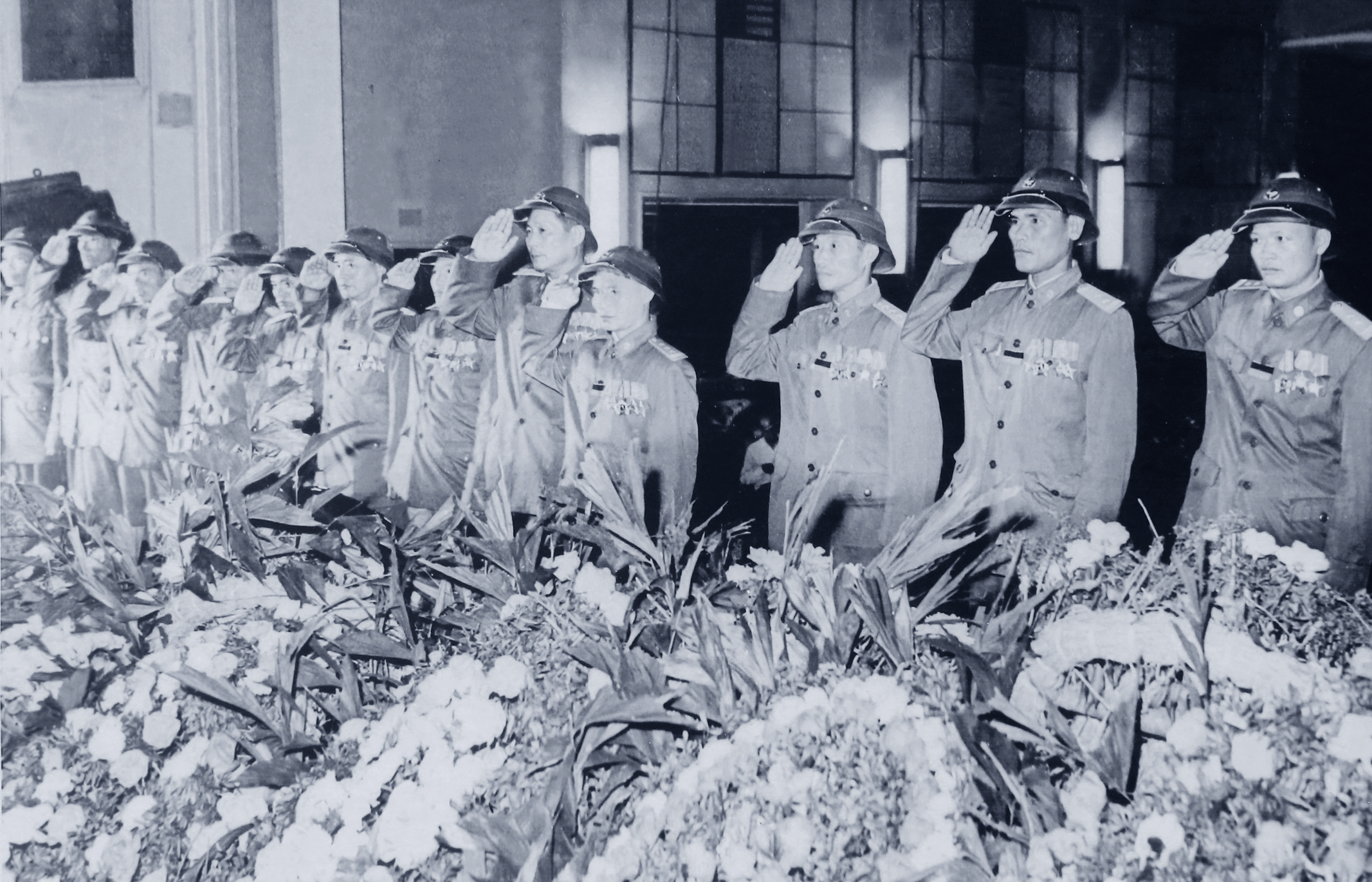 Đoàn cán bộ, lãnh đạo, chỉ huy Binh chủng Thông tin liên lạc viếng Bác tại Hội trường Ba Đình, tháng 9/1969