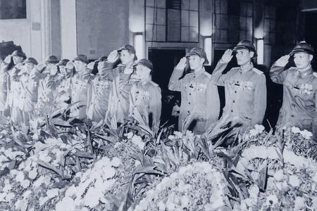 Đoàn cán bộ, lãnh đạo, chỉ huy Binh chủng Thông tin liên lạc viếng Bác tại Hội trường Ba Đình, tháng 9/1969