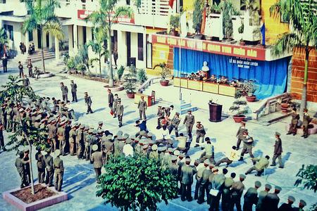 Thi “Kéo co” một trong những hoạt động thể dục thể thao chào mừng lễ ra quân huấn luyện của Lữ đoàn 205, năm 2001