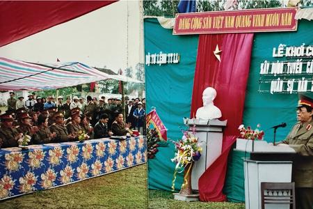 Thiếu tướng Hồ Tri Liêm phát biểu tuyên bố khởi công tuyến cáp quang quân sự 1B  từ Quân khu 4 đến Ban chỉ huy quân sự Tỉnh Hà Tĩnh, ngày 04/01/2003