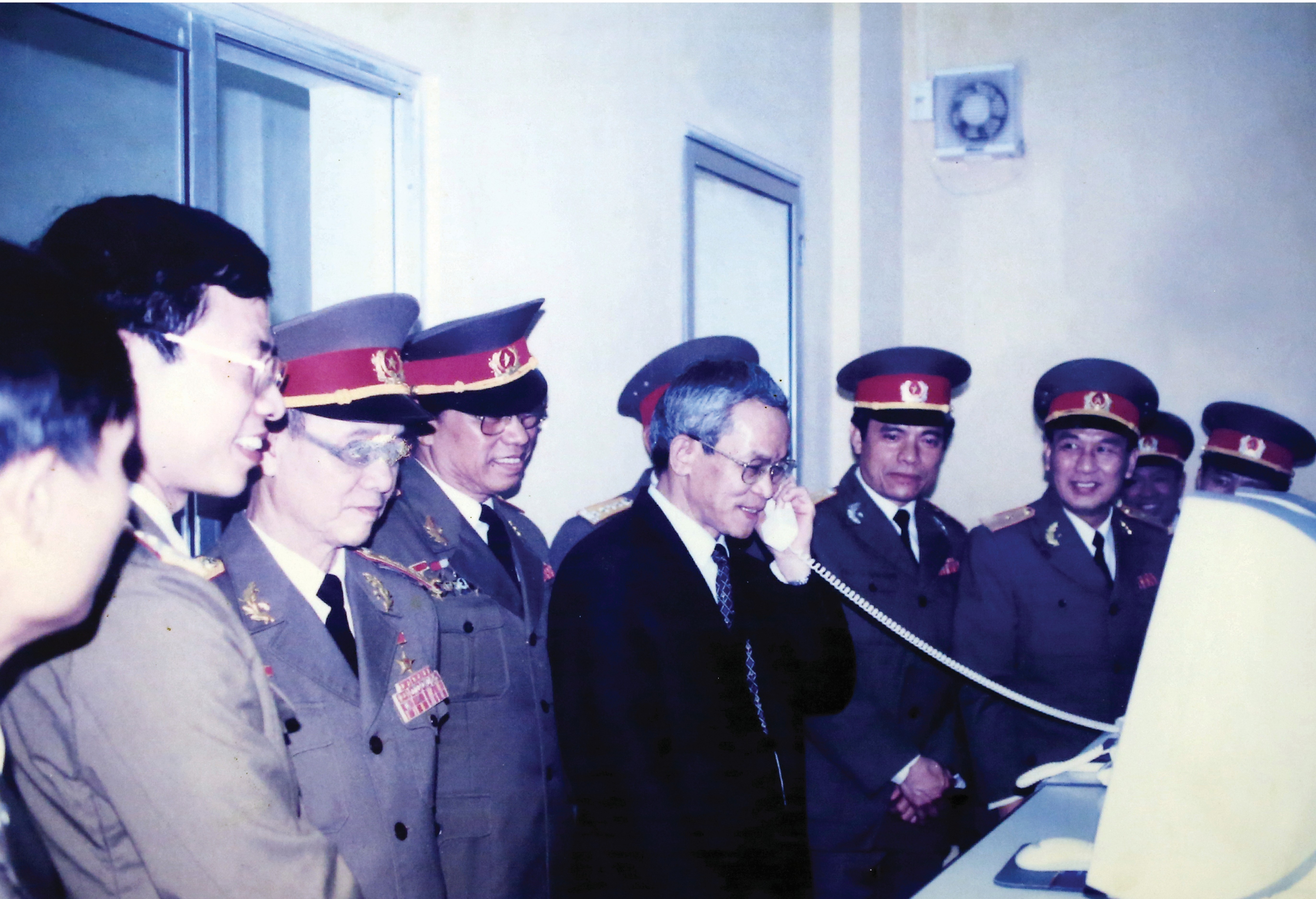 Đại tướng Phạm Văn Trà, Bộ trưởng Bộ Quốc phòng và đồng chí Mai Liêm Trực - Tổng Cục trưởng Tổng cục Bưu điện đến thăm và kiểm tra hệ thống thông tin điện thoại đường dài 1780