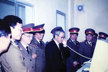 Đại tướng Phạm Văn Trà, Bộ trưởng Bộ Quốc phòng và đồng chí Mai Liêm Trực - Tổng Cục trưởng Tổng cục Bưu điện đến thăm và kiểm tra hệ thống thông tin điện thoại đường dài 1780