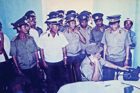 Thượng tướng Nguyễn Chơn, Thứ trưởng Bộ Quốc phòng thăm và kiểm tra tổng đài kỹ thuật số quân sự A91 tại Đà Nẵng, tháng 8/1994