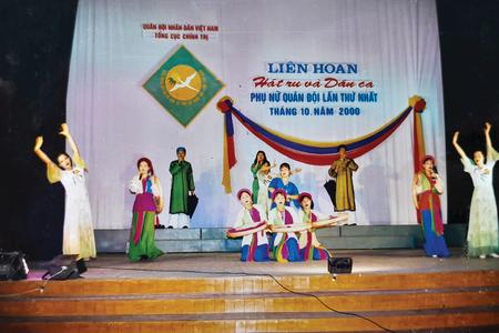 Tiết mục “Người lính Thông tin trên miền quan họ” do Đội nghệ thuật quần chúng Lữ đoàn 205 biểu diễn đạt giải Xuất sắc tại Liên hoan Hát ru và dân ca Phụ nữ Quân đội lần thứ nhất, tháng 10/2000