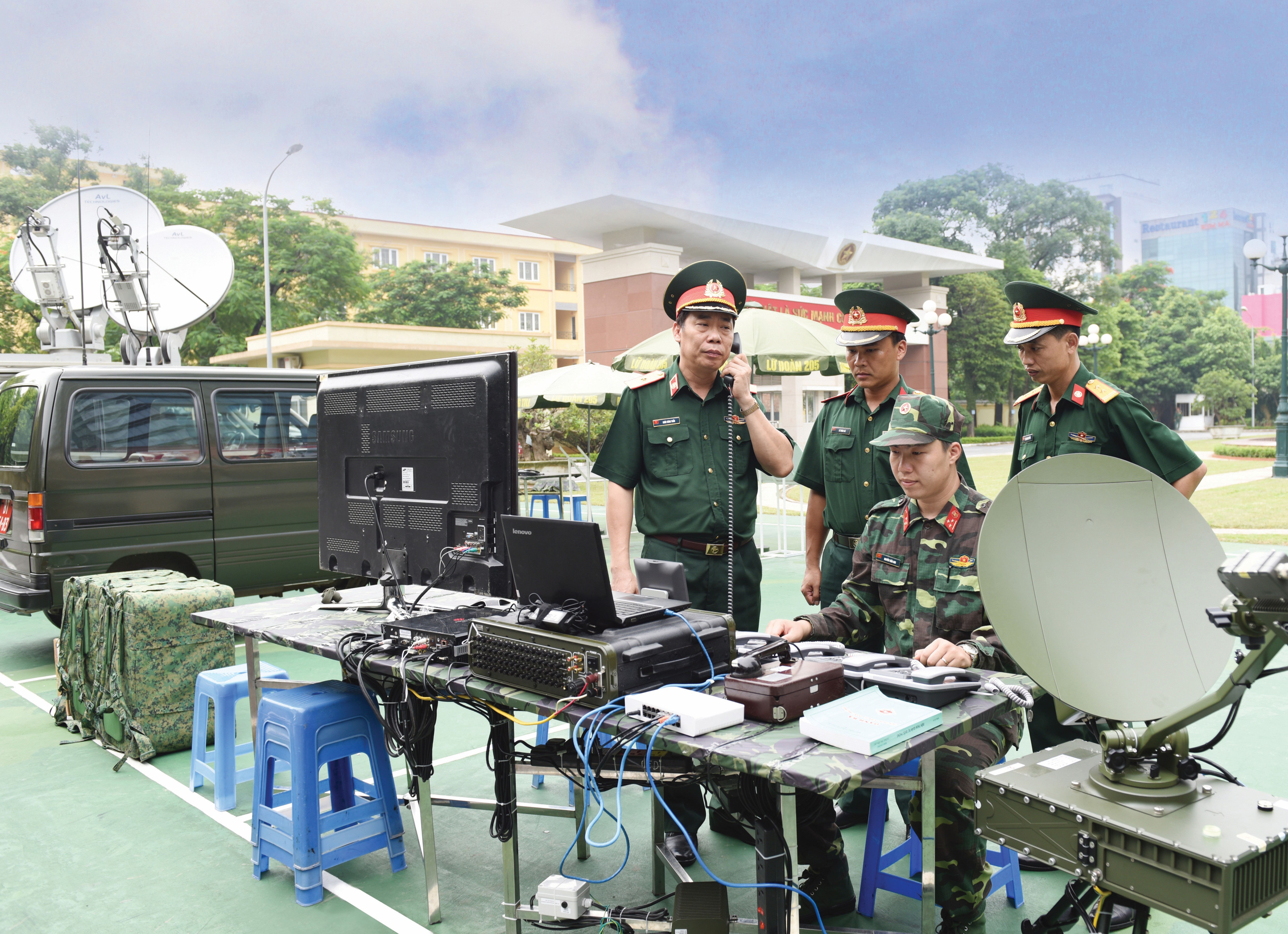 Thiếu tướng Khúc Đăng Tuấn, Tư lệnh Binh chủng kiểm tra chất lượng thông tin qua thiết bị VSAT mang vác, tháng 7/2017