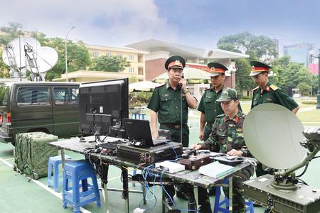 Thiếu tướng Khúc Đăng Tuấn, Tư lệnh Binh chủng kiểm tra chất lượng thông tin qua thiết bị VSAT mang vác, tháng 7/2017