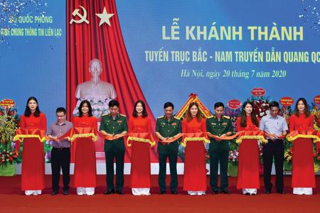 Trung tướng Ngô Minh Tiến, Phó Tổng Tham mưu trưởng dự và cắt băng khánh thành  tuyến trục Bắc - Nam truyền dẫn quang QC, ngày 20/7/2020