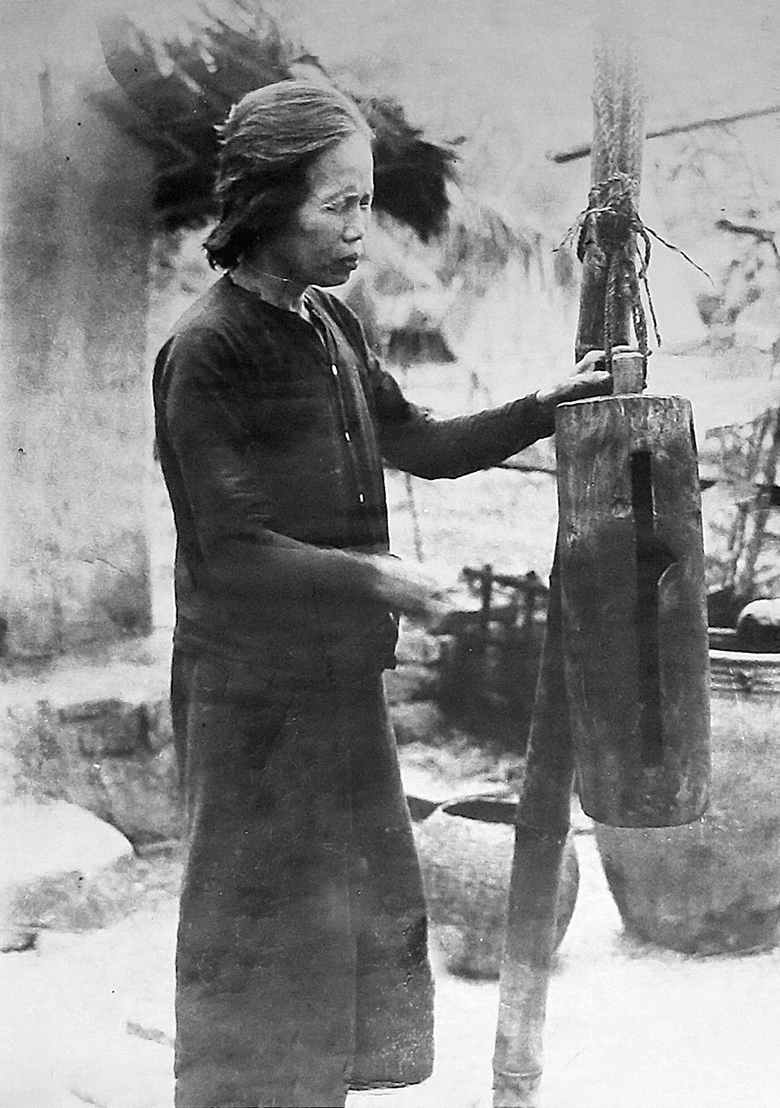 Bà mẹ Quy Nhơn tuy mù cả hai mắt khi nhận được tin có tàu chiến và lính Pháp đổ bộ vào vùng tự do Khu 5 trong kháng chiến chống Pháp, đã gõ mõ báo động cho dân làng và du kích biết