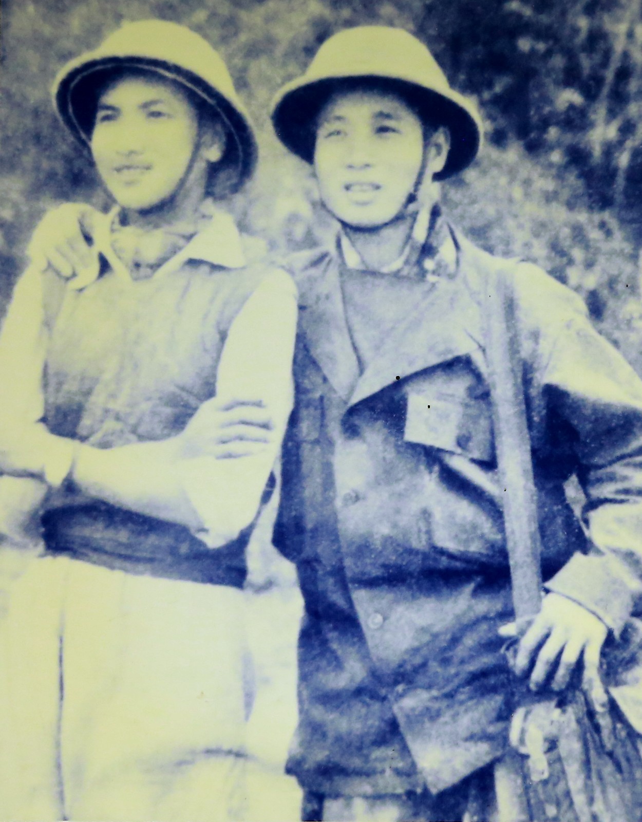 Đồng chí Phạm Ngọc Chuẩn và đồng chí Lê Hải mang 10kg vàng đi Thanh Chương, Nghệ An bàn giao cho đoàn đi Thái Lan mua trang thiết bị thông tin, năm 1948