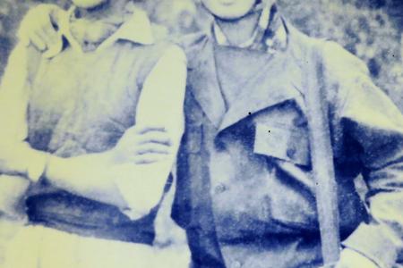 Đồng chí Phạm Ngọc Chuẩn và đồng chí Lê Hải mang 10kg vàng đi Thanh Chương, Nghệ An bàn giao cho đoàn đi Thái Lan mua trang thiết bị thông tin, năm 1948