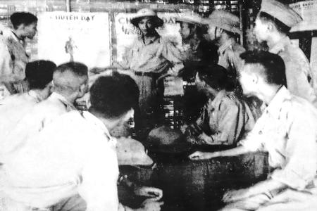 Đồng chí Trần Sơn, Tiểu đoàn trưởng cùng cán bộ Tiểu đoàn 36 liên lạc đặc biệt, triển khai công tác bảo đảm thông tin liên lạc cho Chiến dịch Biên Giới, tháng 4/1950