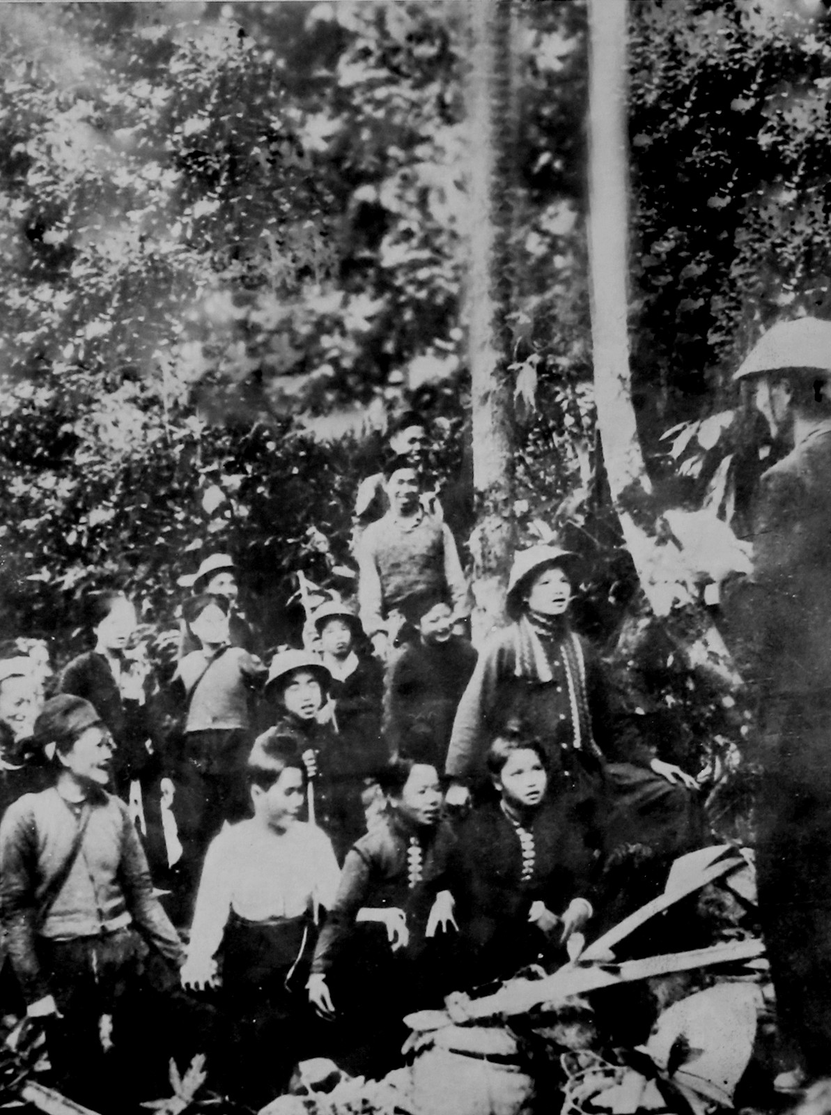 Chiến sĩ Thông tin vận động báo tin chiến thắng Điện Biên Phủ, năm 1954