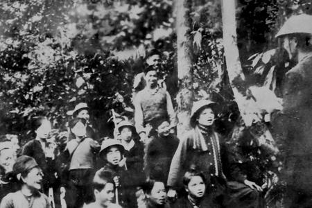 Chiến sĩ Thông tin vận động báo tin chiến thắng Điện Biên Phủ, năm 1954